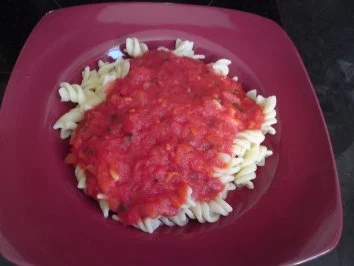 Rezept: Nudeln mit Tomatensoße Nudeln mit Tomatensoße - Rezept