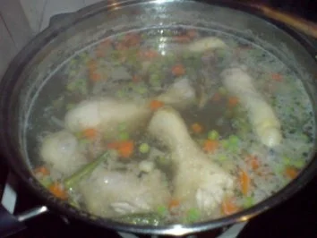 Rezept: Nudelsuppe mit Hähnchenfleisch und Mägen Bild Nr. 9 Nudelsuppe mit Hähnchenfleisch und Mägen - Rezept - Bild Nr. 9