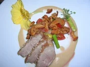 Pfifferlincocktail mit Thaispargel, Kirschtomaten, Walnussdressing,Entenbrust m Sesam+Honi - Rezept