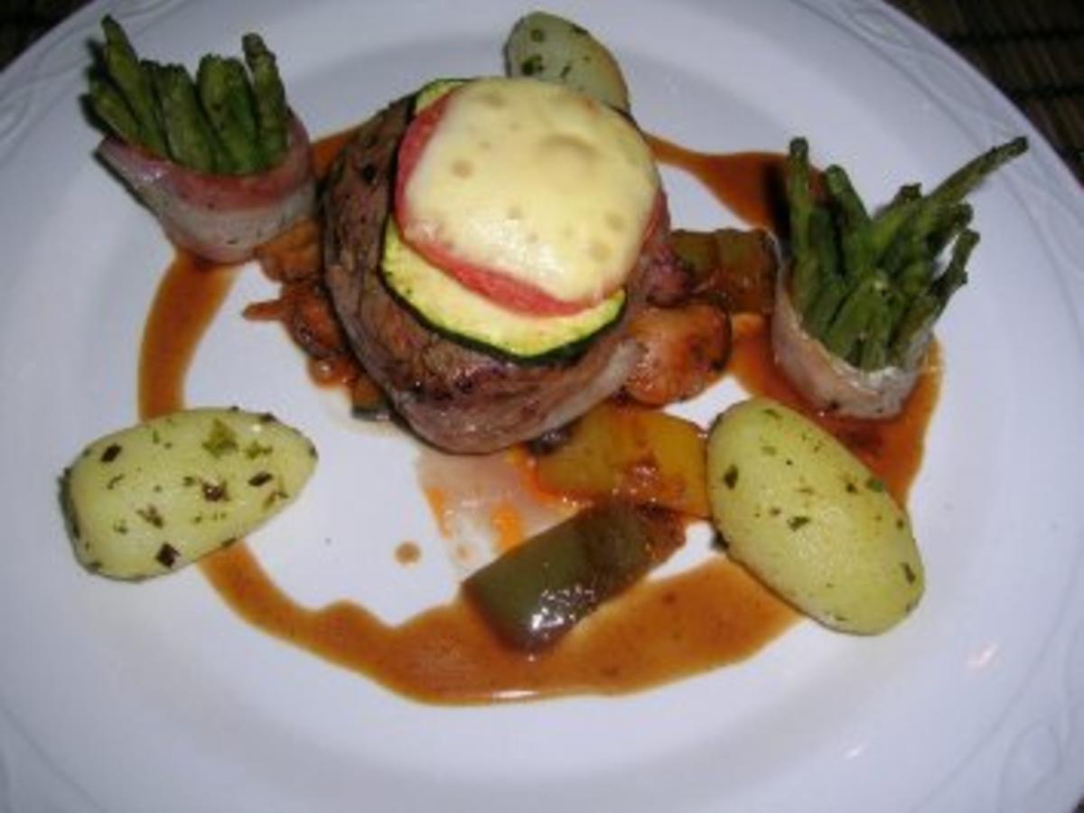Rinderfilet im Speckmantel, Gemüse Pilzpotpourri, Bohnenbündel und gebr ...