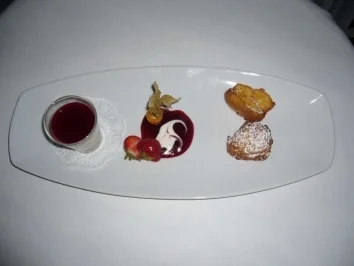 Rezept: Papanasi mit Sauerrahm Panna cotta Papanasi mit Sauerrahm Panna cotta - Rezept