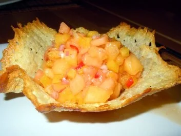Pfirsich-Salsa im Parmesamkörbchen - Rezept