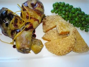 Hänchenschenkel in fruchtiger Sauce mit Süßkartoffelscheiben im Couscousmantel - Rezept