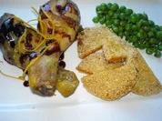 Hänchenschenkel in fruchtiger Sauce mit Süßkartoffelscheiben im Couscousmantel - Rezept