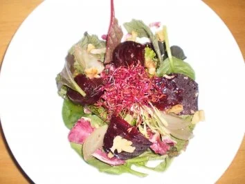 Rezept: Im Ofen gegarte Rote Beete auf Wildkräutersalat mit Walnussvinaigrette Im Ofen gegarte Rote Beete auf Wildkräutersalat mit Walnussvinaigrette - Rezept