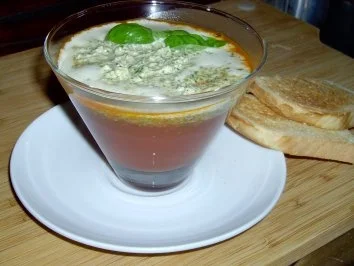 Rezept: Tomatensüppchen mit Basilikumschaum Tomatensüppchen mit Basilikumschaum - Rezept