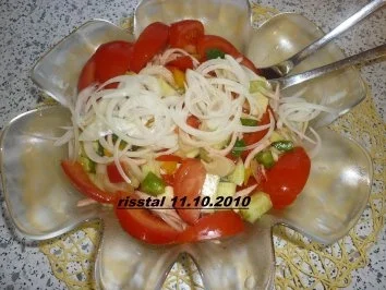 Salat aus Geflügellyoner , buntem Gemüse und Käse - Rezept