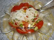 Salat aus Geflügellyoner , buntem Gemüse und Käse - Rezept