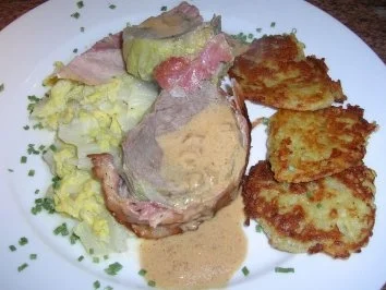 Rezept: falsches Kalbsfilet im Chinakohl- und Pancettamantel mit kleinen Röstis falsches Kalbsfilet im Chinakohl- und Pancettamantel mit kleinen Röstis - Rezept