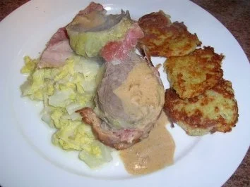 Rezept: falsches Kalbsfilet im Chinakohl- und Pancettamantel mit kleinen Röstis Bild Nr. 2 falsches Kalbsfilet im Chinakohl- und Pancettamantel mit kleinen Röstis - Rezept - Bild Nr. 2