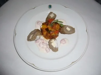 Hackröllchen mit Schafskäsefüllung an Balkangemüse - Rezept