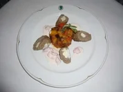 Hackröllchen mit Schafskäsefüllung an Balkangemüse - Rezept