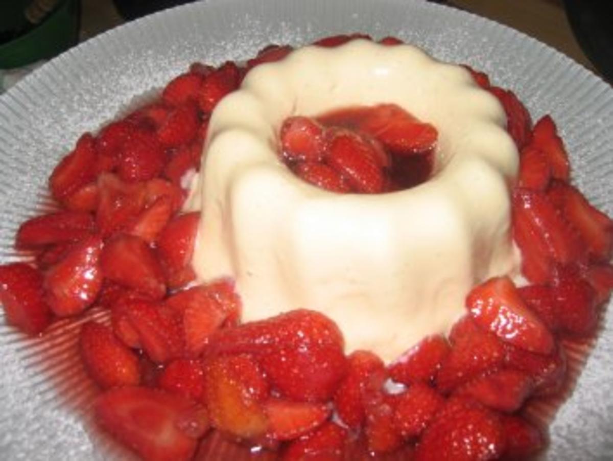 Bilder für Dessert: Zwei Jahre Kochbar! Für Euch: Bayr. Creme als Gugelhüpfchen.... - Rezept