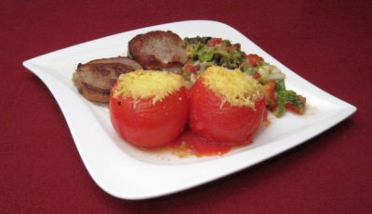 Kalbsschnitzel mit Käsefüllung, überbackener Tomate und Hacksalat - Rezept