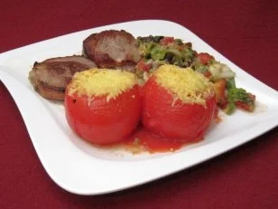 Kalbsschnitzel mit Käsefüllung, überbackener Tomate und Hacksalat - Rezept