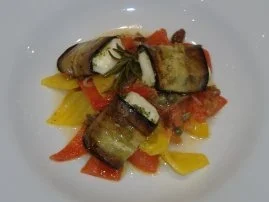 Rezept: Ziegenkäseröllchen auf süßsaurem Paprikagemüse Ziegenkäseröllchen auf süßsaurem Paprikagemüse - Rezept