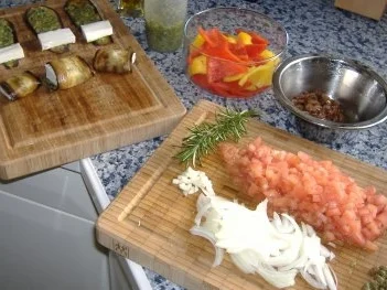 Rezept: Ziegenkäseröllchen auf süßsaurem Paprikagemüse Bild Nr. 2 Ziegenkäseröllchen auf süßsaurem Paprikagemüse - Rezept - Bild Nr. 2