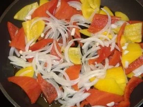 Rezept: Ziegenkäseröllchen auf süßsaurem Paprikagemüse Bild Nr. 3 Ziegenkäseröllchen auf süßsaurem Paprikagemüse - Rezept - Bild Nr. 3