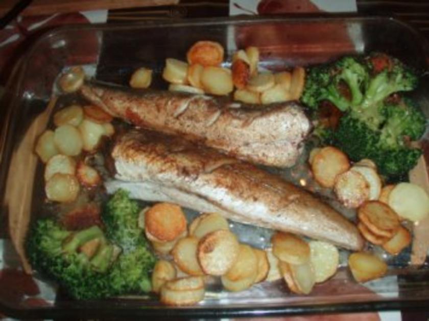 Seehecht nach Müllerinart mit Bratkartoffeln und Broccoli - Rezept ...