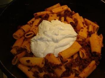 Rezept: Röhrennudeln mit Rinderhack & Joghurt-Knoblauch-Sauce Bild Nr. 2 Röhrennudeln mit Rinderhack & Joghurt-Knoblauch-Sauce - Rezept - Bild Nr. 2