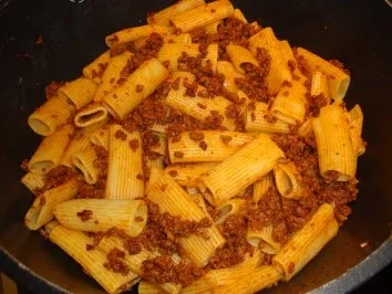 Rezept: Röhrennudeln mit Rinderhack & Joghurt-Knoblauch-Sauce Bild Nr. 4 Röhrennudeln mit Rinderhack & Joghurt-Knoblauch-Sauce - Rezept - Bild Nr. 4