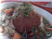 Gekochtes Rindfleisch mit Wurzelgemüse und Kräutern - Rezept