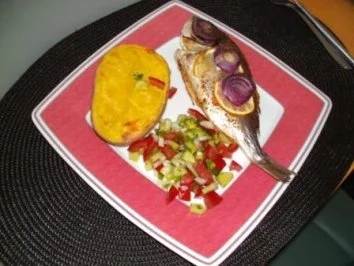 Rezept: Dorade mit Ofenkartoffel und frischer Salsa Dorade mit Ofenkartoffel und frischer Salsa - Rezept