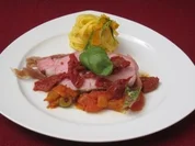 Rezept: Pestobraten im Schinken-Mantel auf getrockneten Tomaten und Gemüsejulienne Pestobraten im Schinken-Mantel auf getrockneten Tomaten und Gemüsejulienne - Rezept