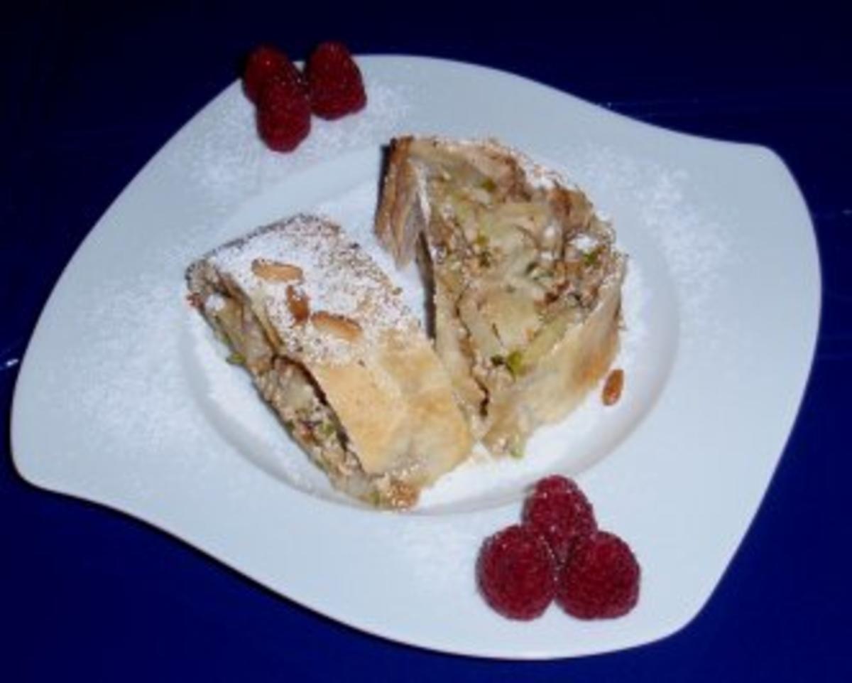 Apfelstrudel mit verschiedenen Nüssen und Quark - Rezept - kochbar.de