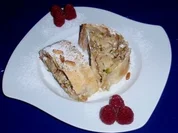 Apfelstrudel mit verschiedenen Nüssen und Quark - Rezept