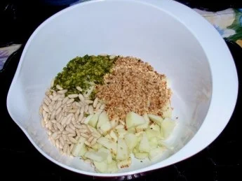 Rezept: Apfelstrudel mit verschiedenen Nüssen und Quark Bild Nr. 3 Apfelstrudel mit verschiedenen Nüssen und Quark - Rezept - Bild Nr. 3