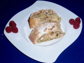 Rezept: Apfelstrudel mit verschiedenen Nüssen und Quark Bild Nr. 9 Apfelstrudel mit verschiedenen Nüssen und Quark - Rezept - Bild Nr. 9