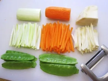 Rezept: Julienne-Süppchen vom Entenklein Bild Nr. 3 Julienne-Süppchen vom Entenklein - Rezept - Bild Nr. 3