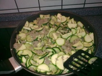 Rezept: Zucchini-Hack-Pfanne mit Frischkäse Bild Nr. 4 Zucchini-Hack-Pfanne mit Frischkäse - Rezept - Bild Nr. 4