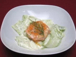 Lachsfrikadellen auf Gurkennudeln - Rezept