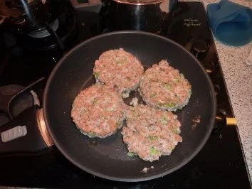 Lachsfrikadellen auf Gurkennudeln - Rezept - Bild Nr. 2