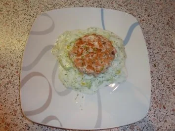 Lachsfrikadellen auf Gurkennudeln - Rezept - Bild Nr. 3