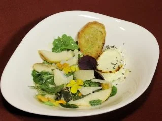 Wildkräutersalat mit Williams-Birne und Parmesan (Moritz Lindbergh) - Rezept