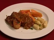 Geschmorte Kalbshaxe Mailänder Art mit knusprigen Nocken (Sebastian Rohrbach) - Rezept