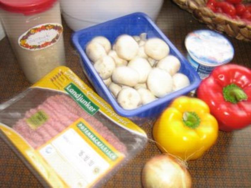 Gefüllte Paprika mit Putenhack, Champignons und Reis - Rezept - kochbar.de
