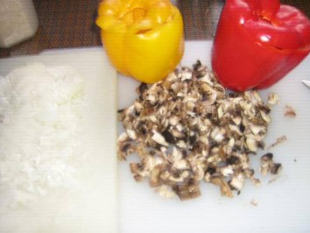 Gefüllte Paprika mit Putenhack, Champignons und Reis - Rezept - kochbar.de