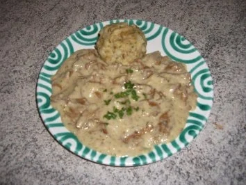 Rezept: Eierschwammerl mit Knödel Eierschwammerl mit Knödel - Rezept