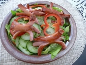 Rezept: Salate : Bunten Salat mit Kräuterbagett und Wurstkraken Salate : Bunten Salat mit Kräuterbagett und Wurstkraken - Rezept