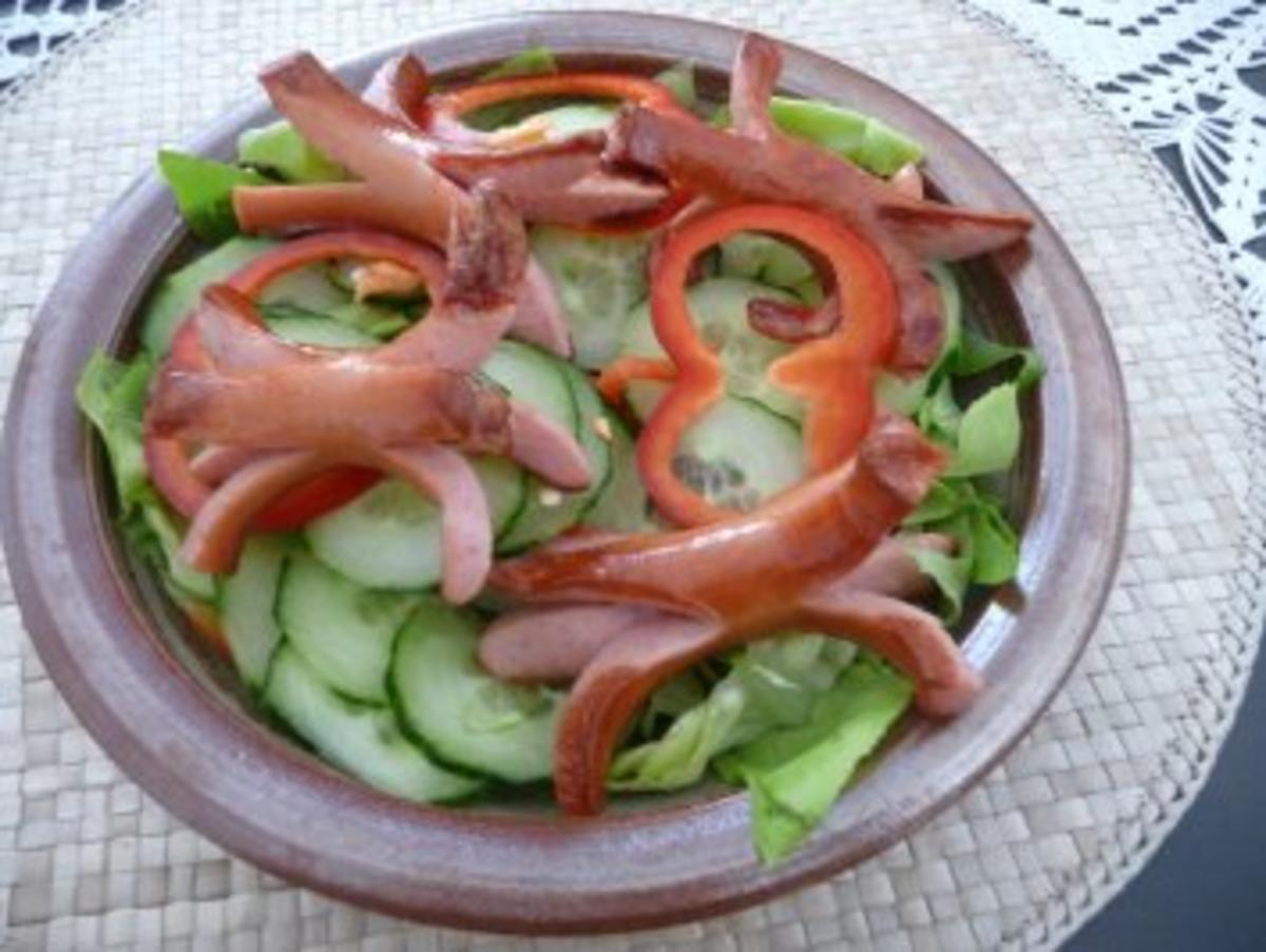 Bilder für Salate : Bunten Salat mit Kräuterbagett und Wurstkraken - Rezept