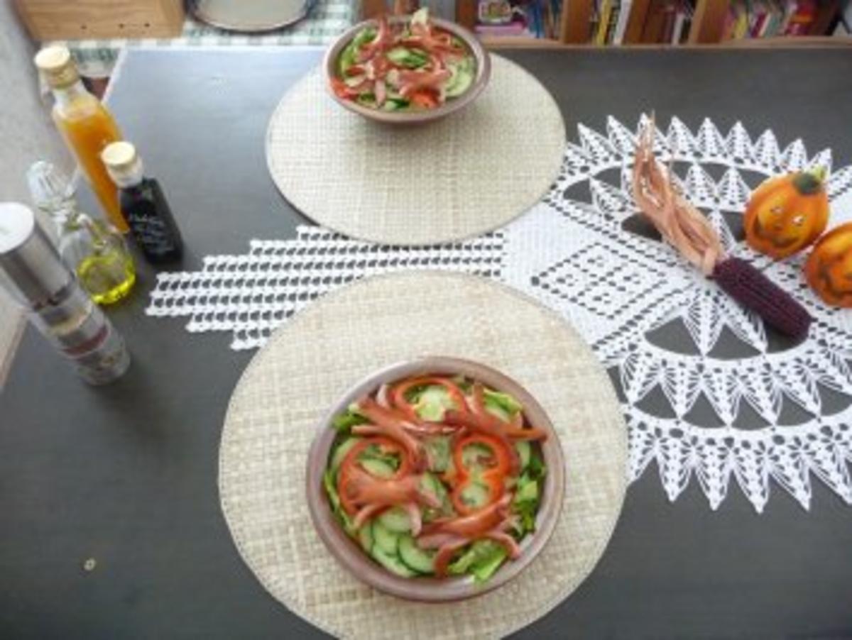 Salate : Bunten Salat mit Kräuterbagett und Wurstkraken - Rezept - Bild Nr. 3