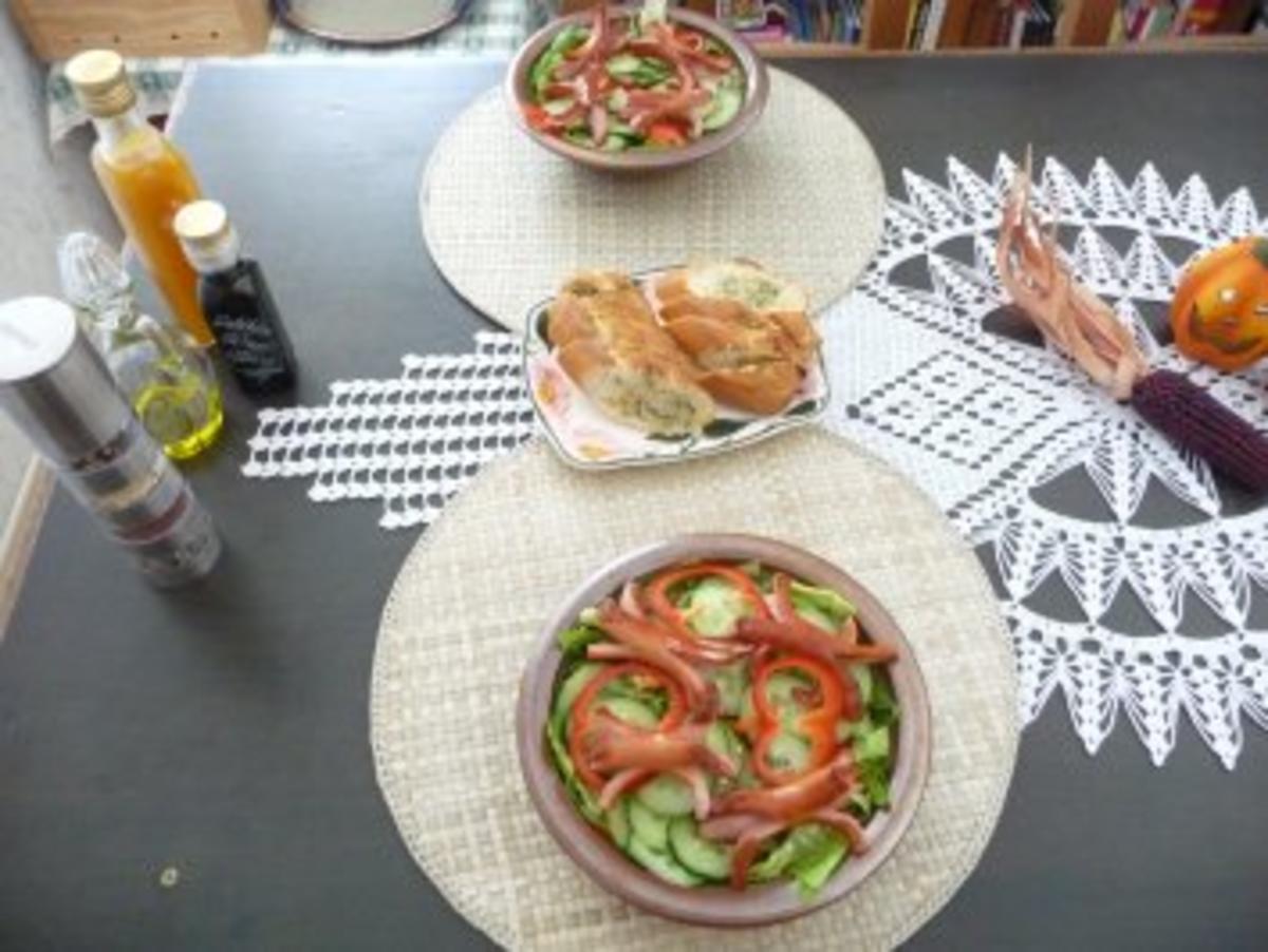 Salate : Bunten Salat mit Kräuterbagett und Wurstkraken - Rezept - Bild Nr. 4