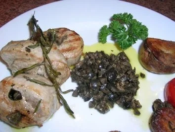 Schweinefilet toskanische Art mit Oliven-Vinaigrette und Rosmarinkartoffeln - Rezept - Bild Nr. 2