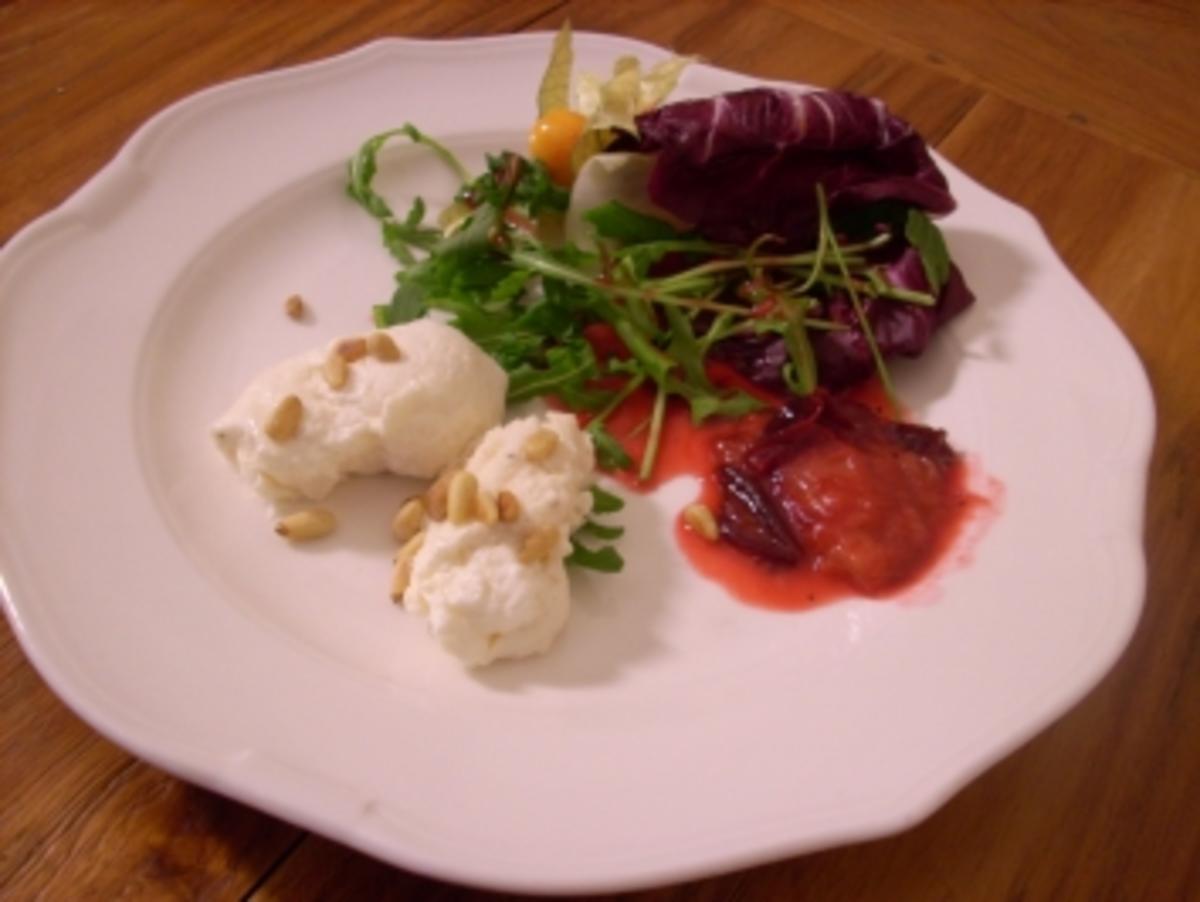Parmesanmousse mit Honigpflaumen auf Rucola - Rezept - kochbar.de