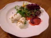 Parmesanmousse mit Honigpflaumen auf Rucola - Rezept