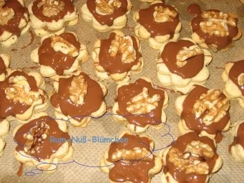 Weihnachtsplätzchen- Rum-Nuß-Blümchen - Rezept